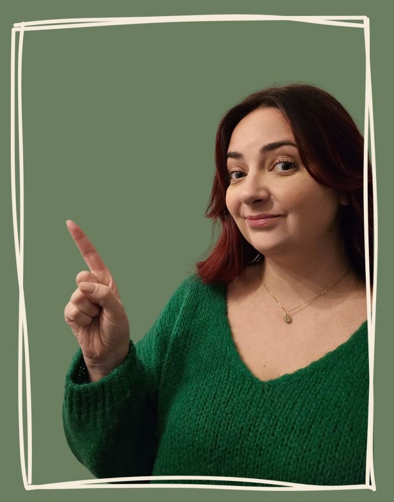 Anthéa, Home Organiser certifiée à Compiègne, montre du doigt le bloc 'Pourquoi se faire accompagner par une Home Organiser' pour illustrer les bénéfices de son accompagnement.